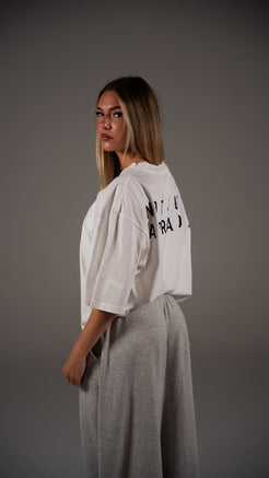 Femme portant le t-shirt blanc oversized The First Shirt JUPRE, vue de dos