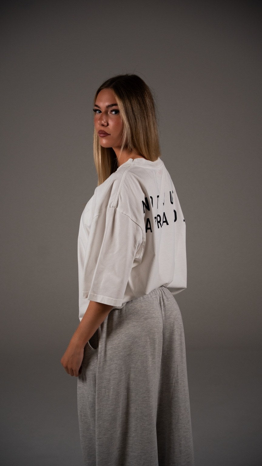 Femme portant le t-shirt blanc oversized The First Shirt JUPRE, vue de dos