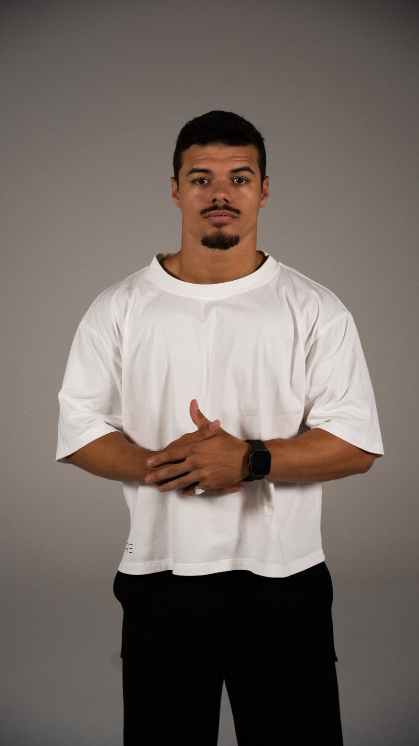 Homme portant le t-shirt blanc oversized The First Shirt JUPRE, vue de face