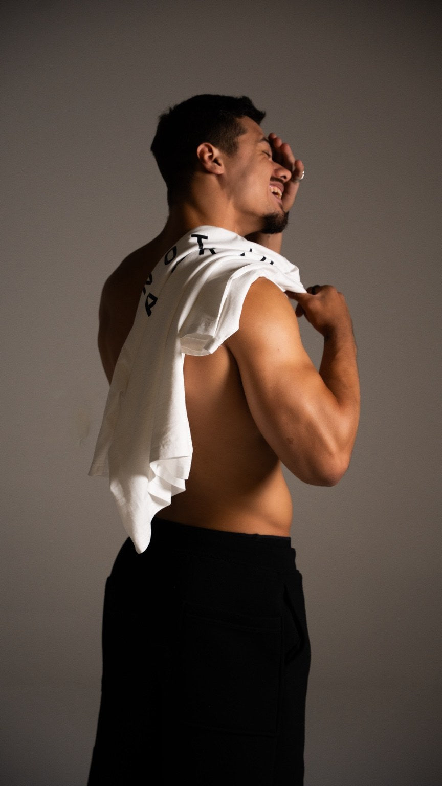 Homme présentant l’imprimé au dos du t-shirt blanc The First Shirt JUPRE