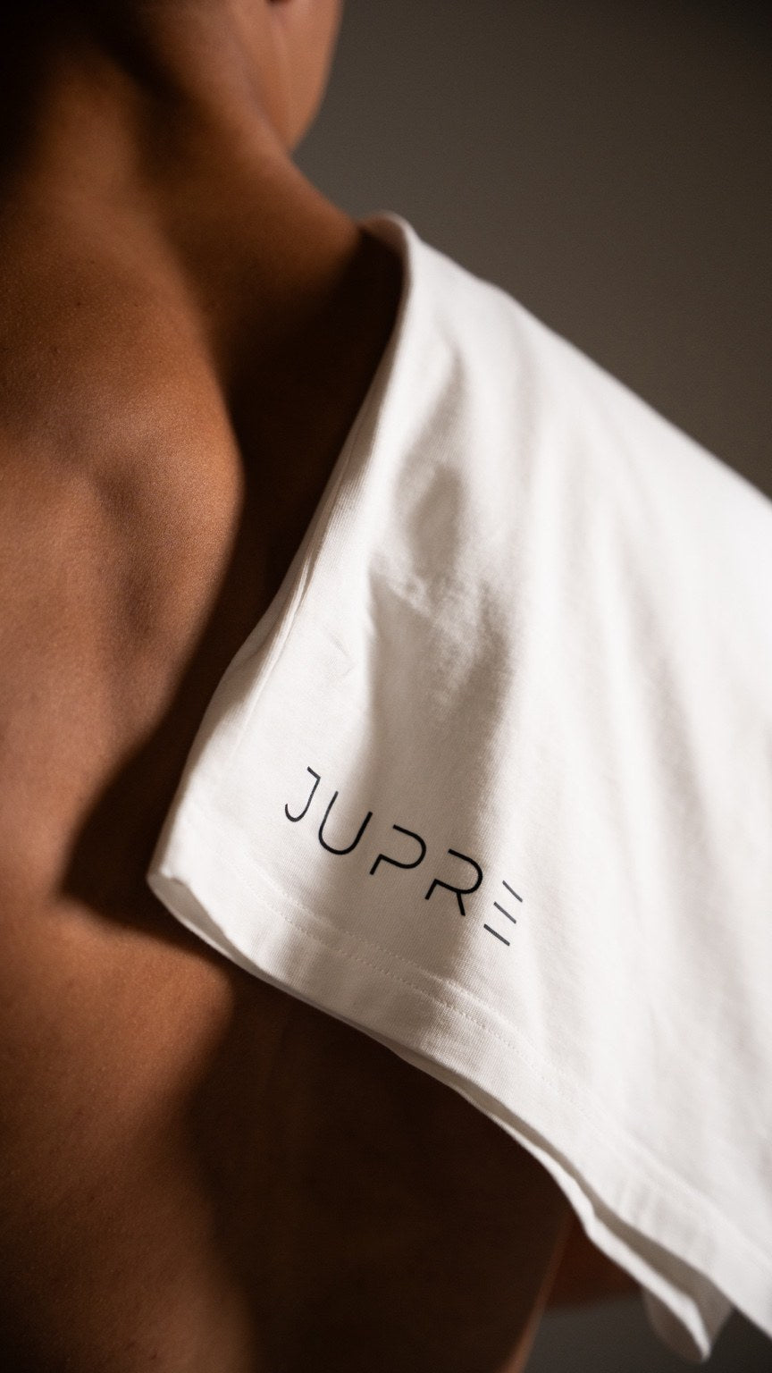 Détail du logo JUPRE sur le t-shirt blanc The First Shirt