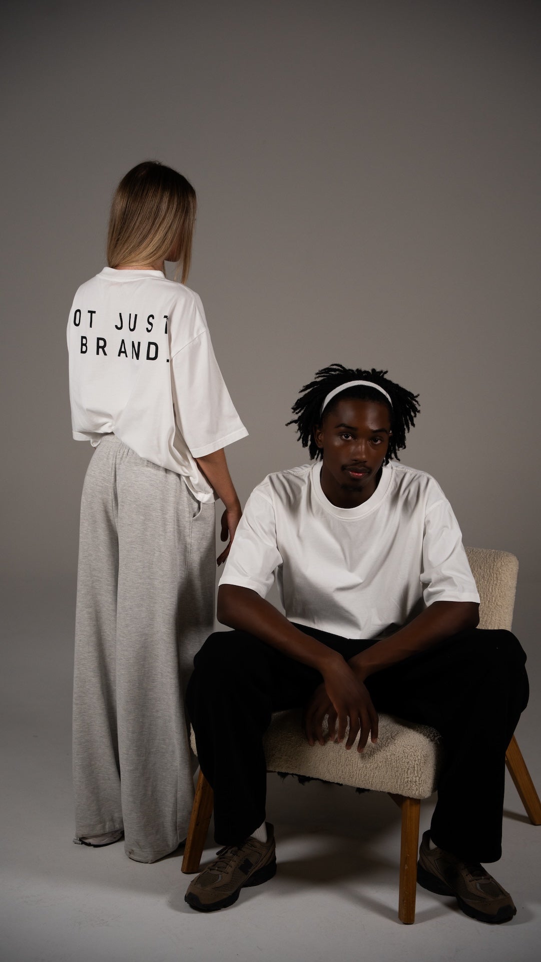 Deux mannequins portant le t-shirt blanc The First Shirt JUPRE